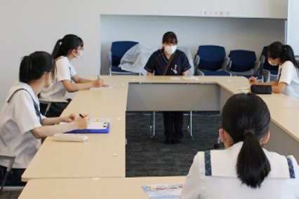 津商業高等学校の学生が三重事業部を見学